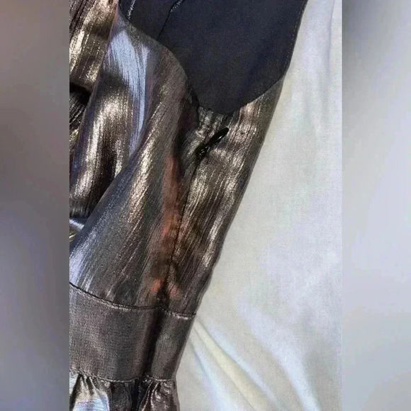 GUESS Los Angeles  Metallic Sleeveless blouse  SIZE LARGE- FITS LIKE MEDIUM - Picture 8 of 9